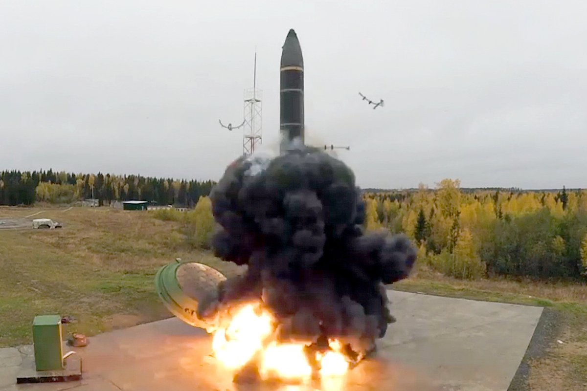 Учебно-боевой пуск твердотопливной межконтинентальной баллистической ракеты «Тополь-М» стационарного шахтного базирования на космодроме Плесецк Архангельской области 