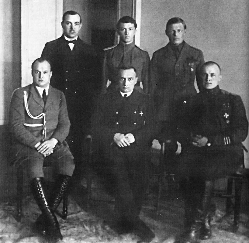 Вице-адмирал А.В. Колчак — военный министр Временного Всероссийского правительства со своим ближайшим окружением