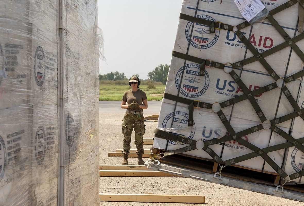 Доставка гуманитарной помощи от USAID в аэропорту Суккур, Пакистан, 11 сентября 2022 года