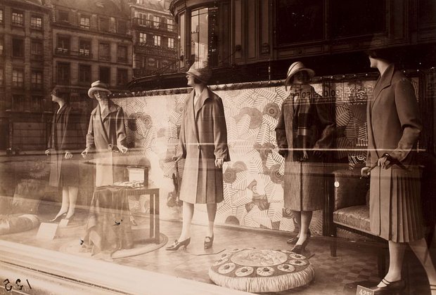 Vitrine du Bon Marché photographiée par Eugène Atget 