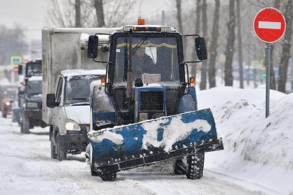 Коммунальщики засыпали детские площадки снегом в российском городе