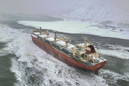 Российские следователи начали проверку из-за севшего на мель китайского сухогруза