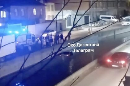 В Дагестане автомобиль с людьми упал в канал