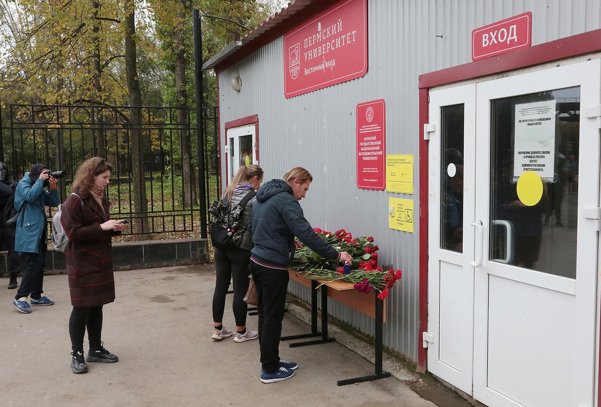 Люди возлагают цветы к проходной Пермского госуниверситета в память о погибших в результате стрельбы в ПГУ. 20 сентября студент Тимур Бекмансуров открыл стрельбу по случайным людям в университете