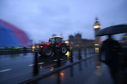 Британские фермеры устроили протест на тракторах и танках