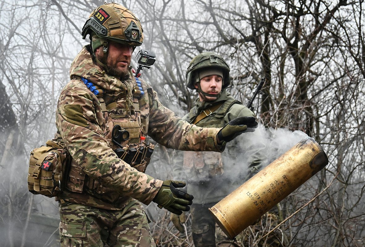 Военнослужащие группировки войск «Центр» Вооруженных сил РФ стреляют высокоточными снарядами «Краснополь» из гаубицы 2А65 «Мста-Б» по позициям Вооруженных сил Украины на Красноармейском направлении, 20 декабря 2024 года