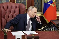 Трамп и Путин решили начать мирные переговоры по Украине. О чем был их первый разговор и как на него отреагировал Зеленский?