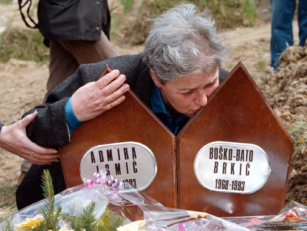 Мать Адмиры Недрета на могиле пары в Грбавице