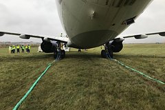 Самолет выкатился за пределы взлетной полосы в российском аэропорту