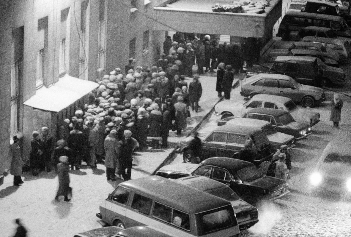 Москвичи стоят ночью в очереди в Сбербанк, чтобы сдать 50- и 100-рублевые купюры старого образца, 25 января 1991 года