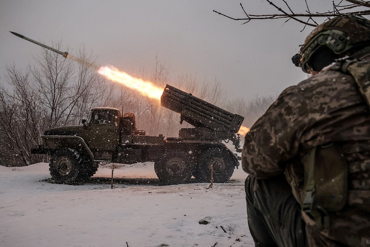 Военнослужащие 24-й механизированной бригады Вооруженных сил Украины ведут огонь из реактивной системы залпового огня БМ-21 «Град», Украина, 17 февраля 2025 года