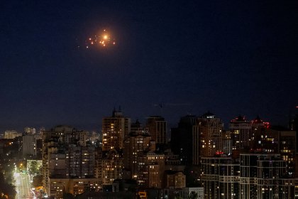 Момент удара и возгорания военного объекта в Киеве попал на видео