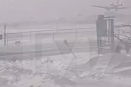 Момент крушения самолета в аэропорту Торонто попал на видео