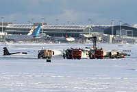 Самолет с пассажирами перевернуло ветром при посадке в Канаде. Как людям удалось выжить в катастрофе? 