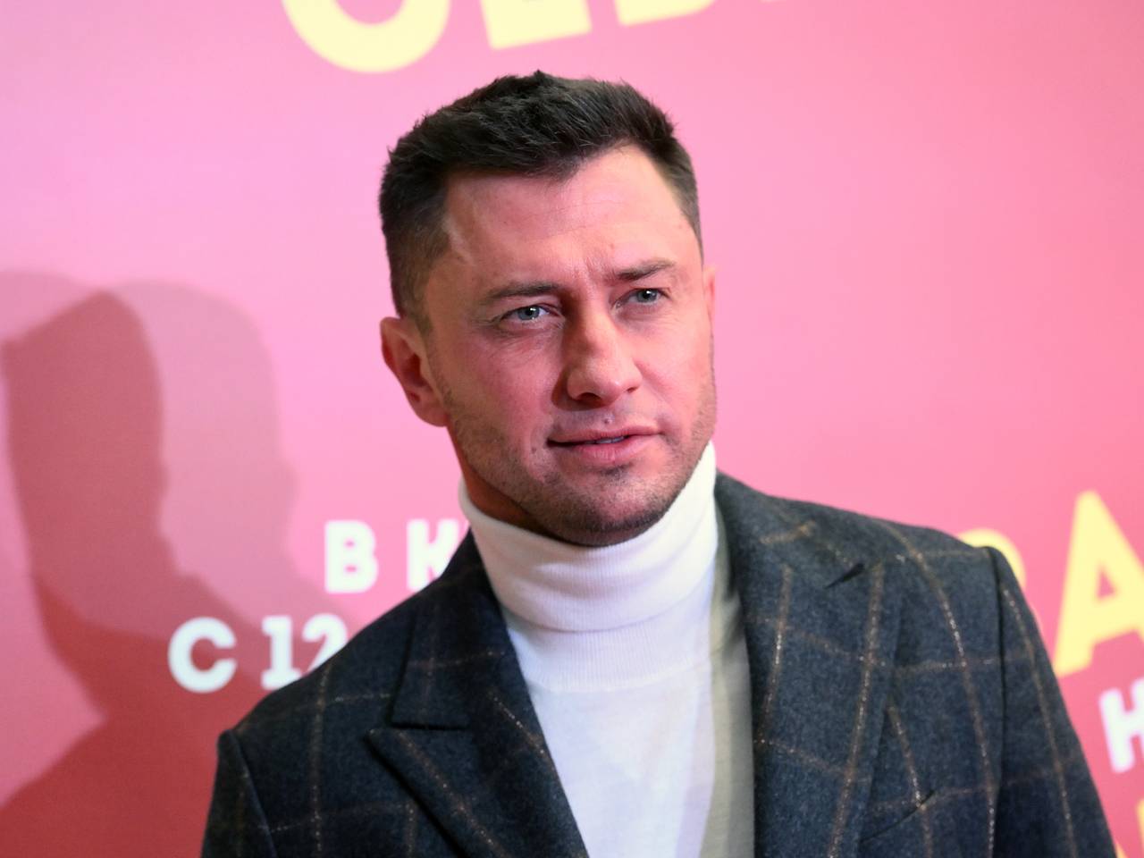 Төңкерілген бүктемелері бар көйлек юбка