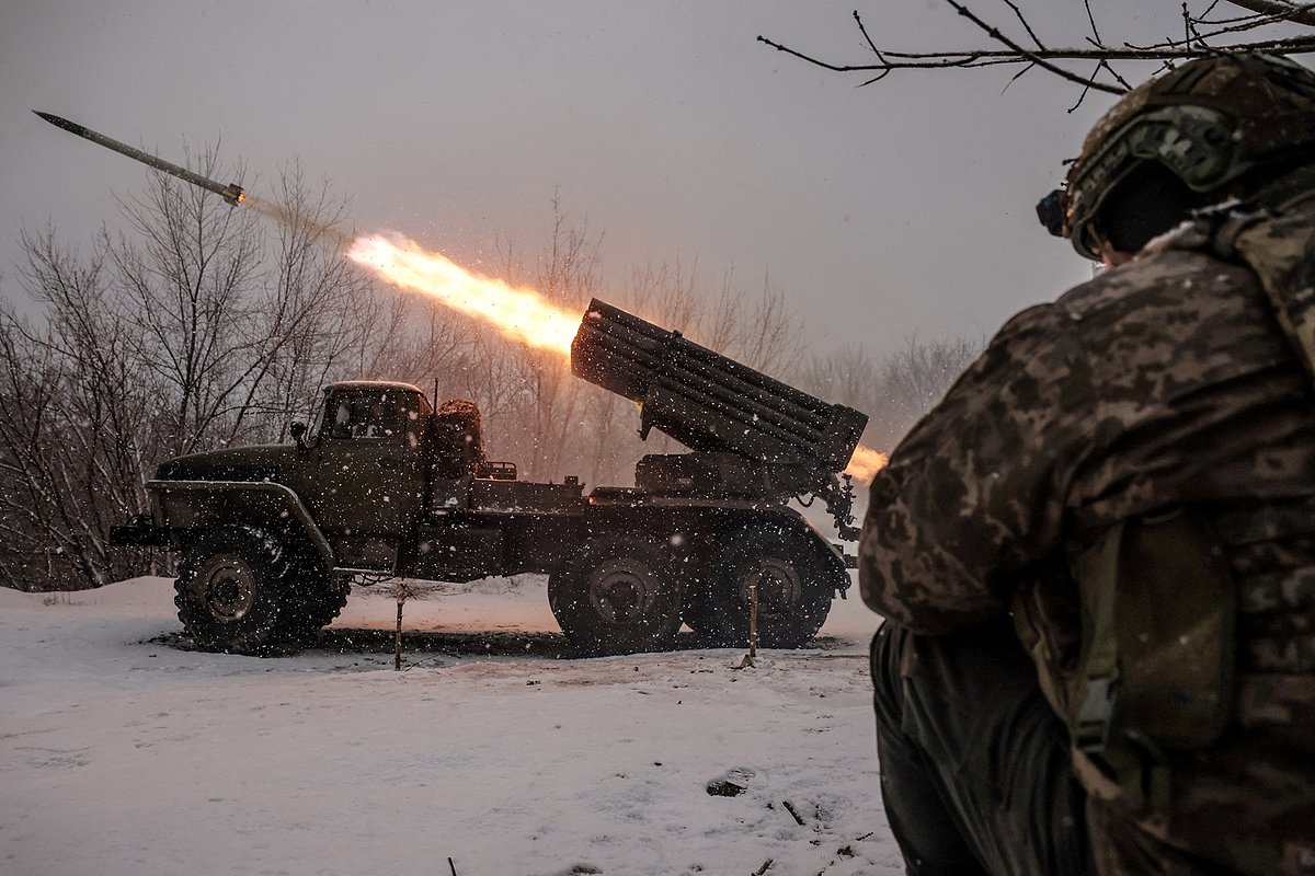 Военнослужащие 24-й механизированной бригады Вооруженных сил Украины открывают огонь из реактивной системы залпового огня БМ-21 «Град» на линии фронта вблизи города Часов Яр, 15 февраля 2025 года