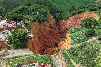 Из-за уходящего под землю бразильского города объявили режим ЧС