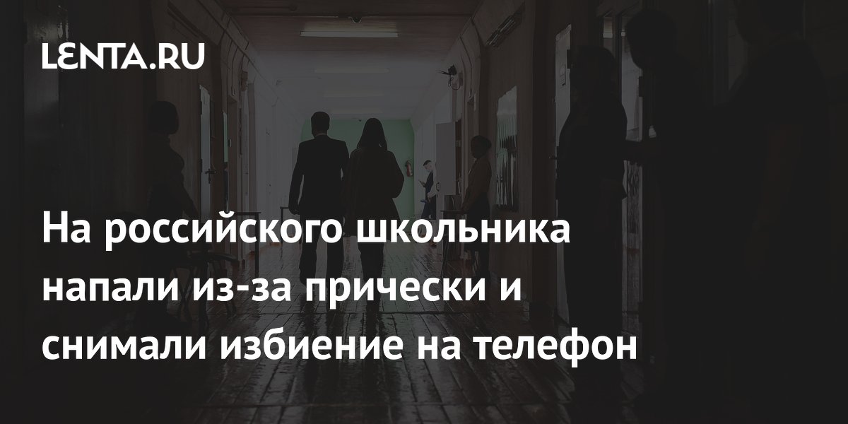 молодая мать гуляет в парке со своим маленьким сыном и делает видеозвонок по тел