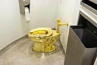 Золотой унитаз из дворца Черчилля украли за пять минут. Что известно о самой странной краже последних лет? 