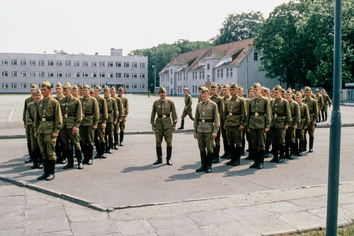 Военнослужащие проводят занятия на плацу. 1991 год