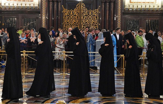 Священник в храме