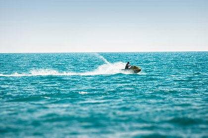 Туристка прыгнула в воду во время катания на гидроцикле в Таиланде и пропала без вести