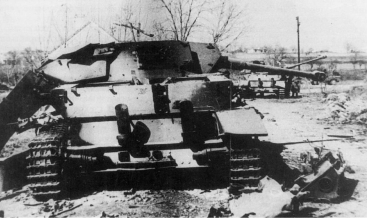 Колонна средних немецких танков Pz.Kpfw. IV Ausf.J, расстрелянная из засады советской артиллерией между озерами Веленце и Балатон, 1945 год