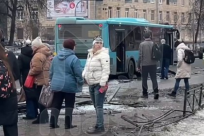 В Петербурге пассажирский автобус на полной скорости снес остановку с людьми