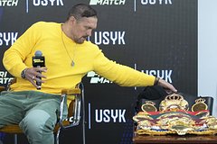 Александр Усик демонстрирует свои чемпионские пояса