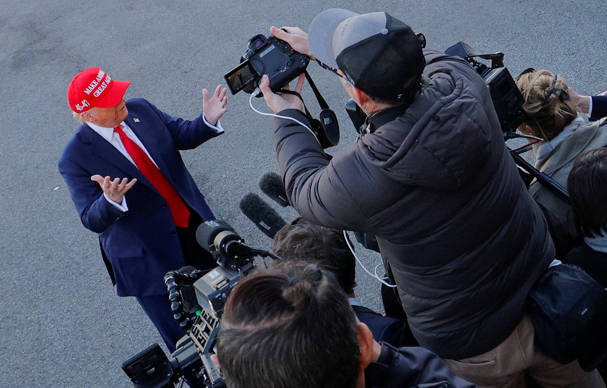 Президент США Дональд Трамп беседует с представителями СМИ на лужайке у Белого дома, Вашингтон, округ Колумбия, США, 28 февраля 2025 года