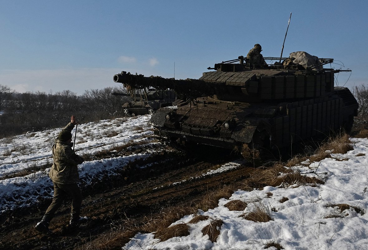 Военнослужащий 44-й отдельной механизированной бригады Вооруженных Сил Украины (ВСУ) управляет танком «Леопард 1А5» во время учений, 5 февраля 2025 года