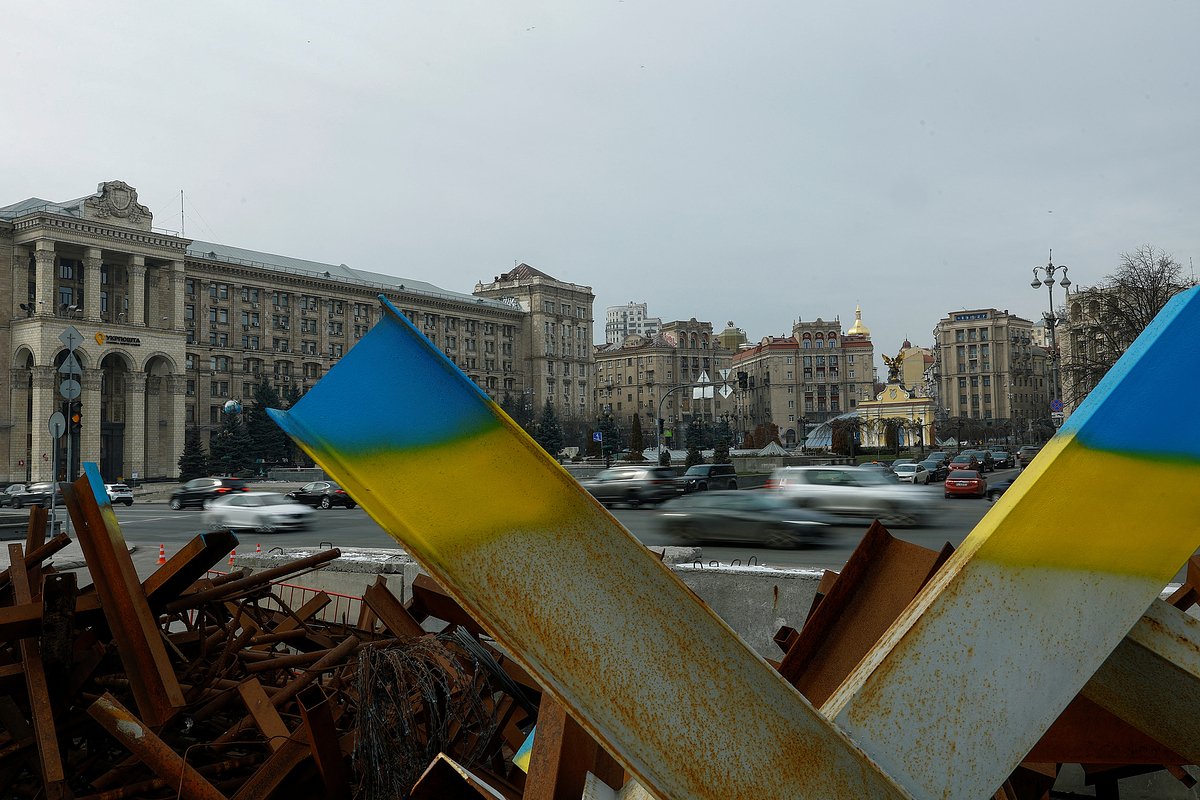 Противотанковые сооружения на площади Независимости, Киев, Украина, 14 февраля 2025 года