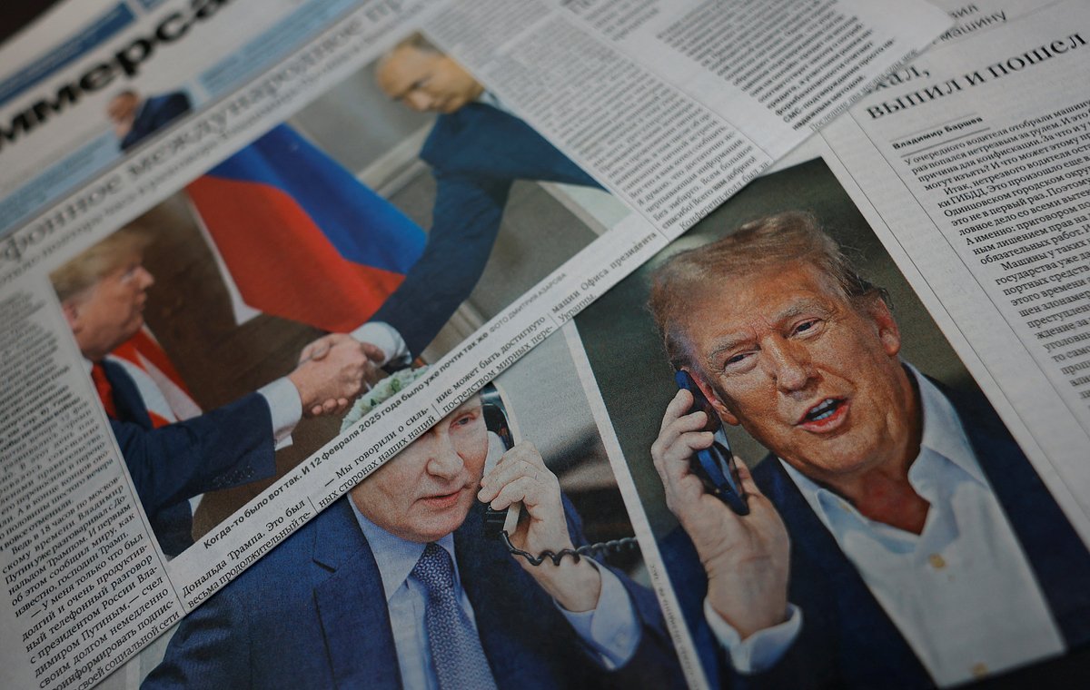 Ежедневные газеты с обложками, посвященными телефонному разговору президента России Владимира Путина и президента США Дональда Трампа, Москва, Россия, 13 февраля 2025 года