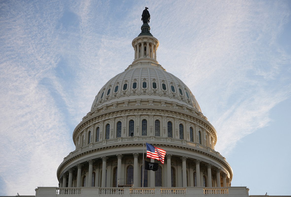 Флаг США над Капитолием в день инаугурации Дональда Трампа в Вашингтоне, США, 20 января 2025 года