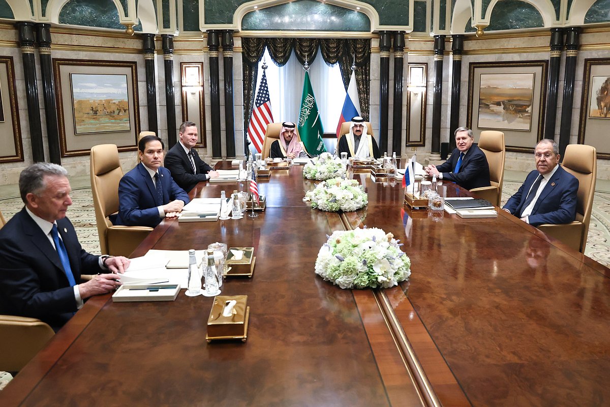 Спецпосланник президента США по Ближнему Востоку Стивен Уиткофф, госсекретарь США Марко Рубио, помощник президента США по национальной безопасности Майк Уолтц, глава МИД Саудовской Аравии принц Фейсал бен Фархан Аль Сауд, советник по национальной безопасности Саудовской Аравии Мусаид бен Мухаммед аль-Айбан, помощник президента РФ Юрий Ушаков, министр иностранных дел РФ Сергей Лавров во время двусторонних переговоров представителей РФ и США по Украине во дворце королевской семьи — Дирия в комплексе Альбасатин в Эр-Рияде