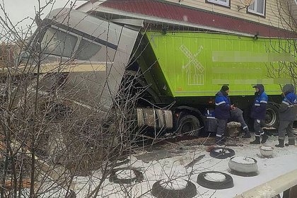Фура врезалась в жилой дом в российском регионе