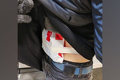 В российском городе задержан наркокурьер с примотанным к спине пакетом с гашишем