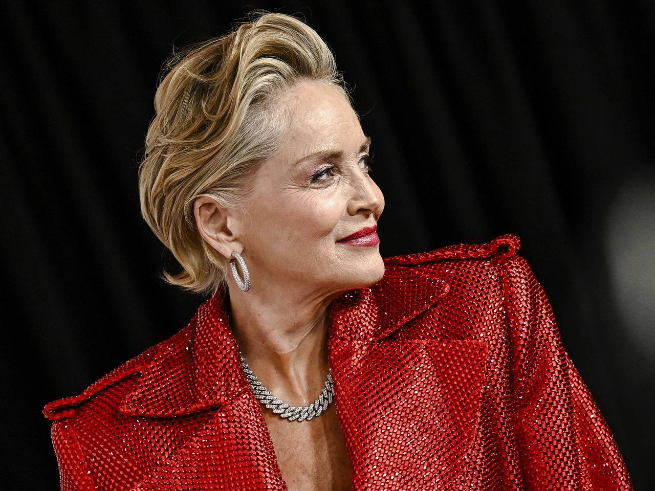 Менің досым әйелімді ас үйде трахает