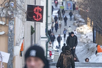 Центробанк незначительно снизил официальный курс доллара