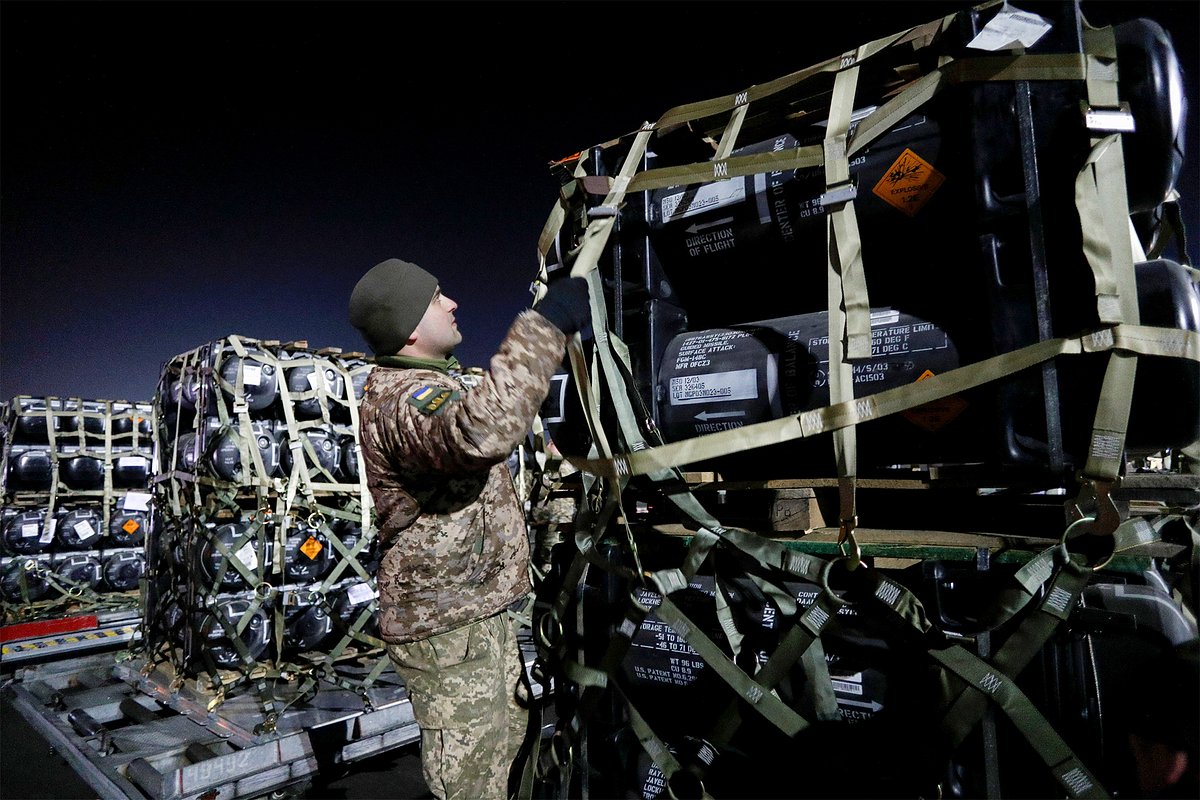 Украинский военнослужащий распаковывает противотанковые ракеты Javelin, доставленные самолетом в рамках пакета военной помощи со стороны США, аэропорт Борисполь, Киев, Украина, февраль 2022 года