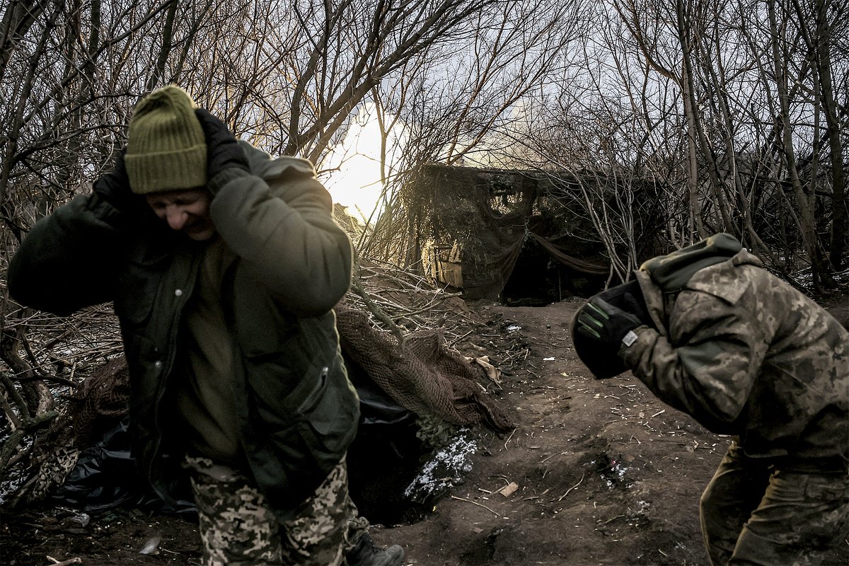 Украинские военные ведут обстрел из самоходной гаубицы в районе города Часова Яра, Донецкая народная республика, Россия