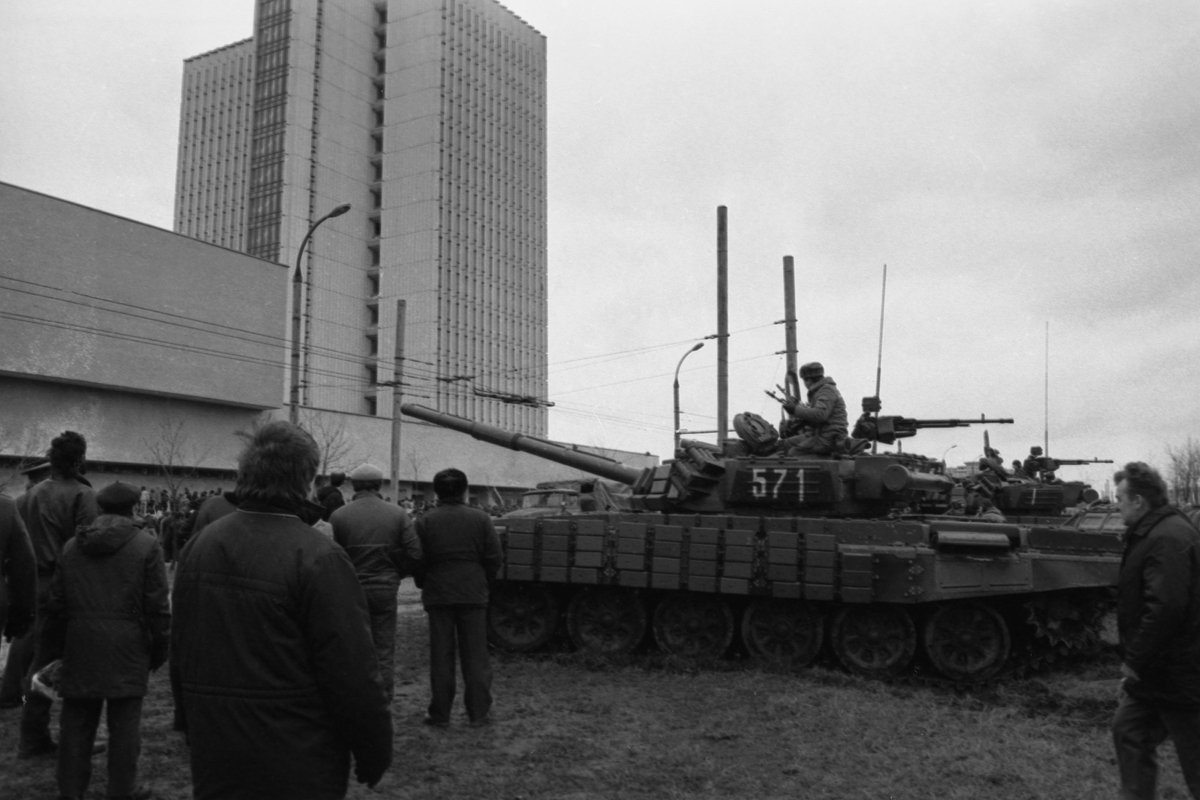 Обстановка у телецентра в Вильнюсе. 13 января 1991 года