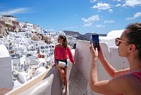 Россияне массово устремились на отдых в Европу. Как теперь там относятся к туристам из России? 