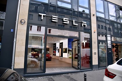 Продажи Tesla в Германии рухнули после поддержки Маском АдГ