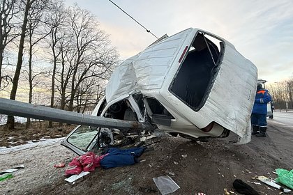 Микроавтобус смяло пополам на российской дороге