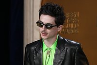 Голливудские звезды массово отрастили нелепые усы. Почему их стали считать признаком мужской сексуальности? 