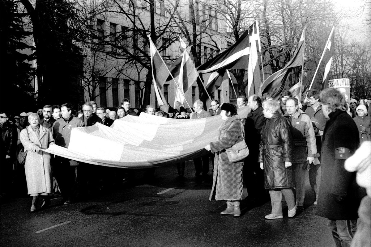 Поднятие литовского национального флага в Шяуляе, Литовская ССР, 16 февраля 1989 года