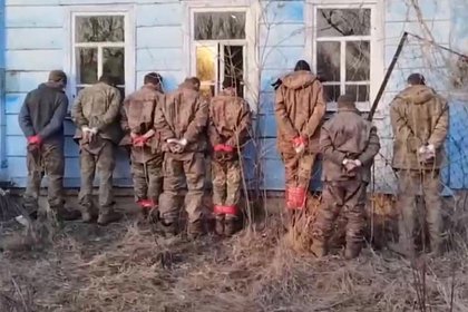 Российский военный снял на видео попавших под Суджей в плен бойцов ВСУ