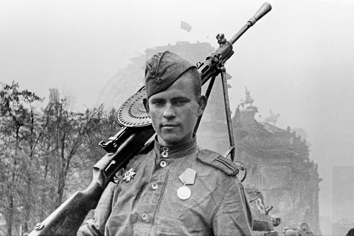 Великая Отечественная война 1941-1945 гг. Берлинская стратегическая наступательная операция. Штурм Берлина. Кавалер ордена Отечественной войны II степени, командир пулеметного расчета 902-го стрелкового полка 248-й Одесской Краснознаменной дивизии 9-го Бранденбургского Краснознаменного корпуса Виктор Николаевич Левин у поверженного Рейхстага