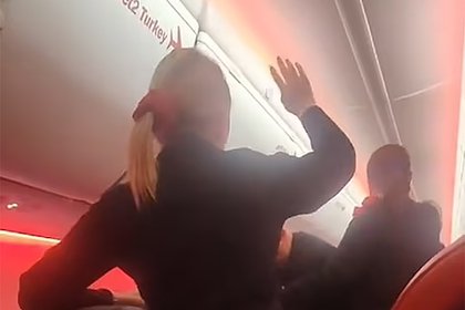 Пассажир устроил дебош на борту самолета и забрызгал попутчика своей кровью